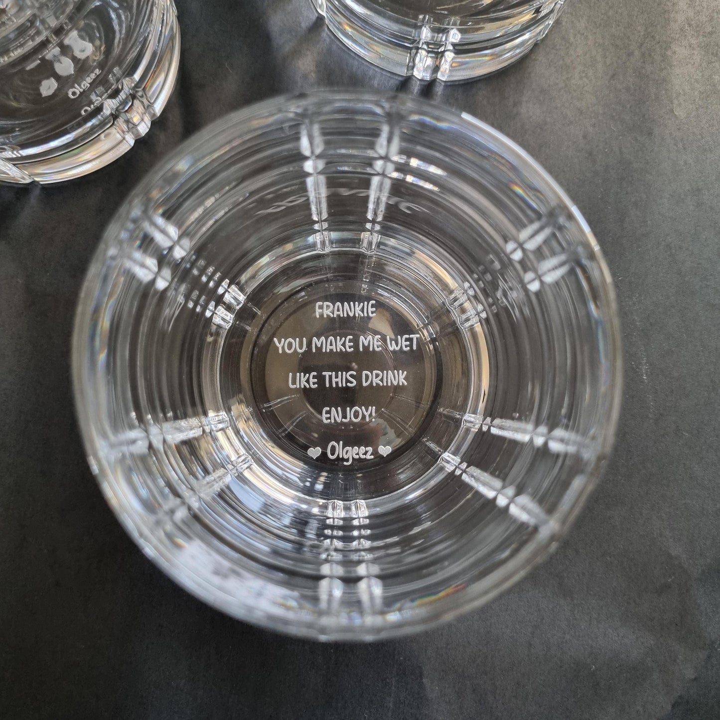 Personalisiertes Whiskyglas – Individuell geätzter Text oder Logo – Lasergraviertes Geschenk für Whiskyliebhaber – Unten graviertes Rocks-Glas
