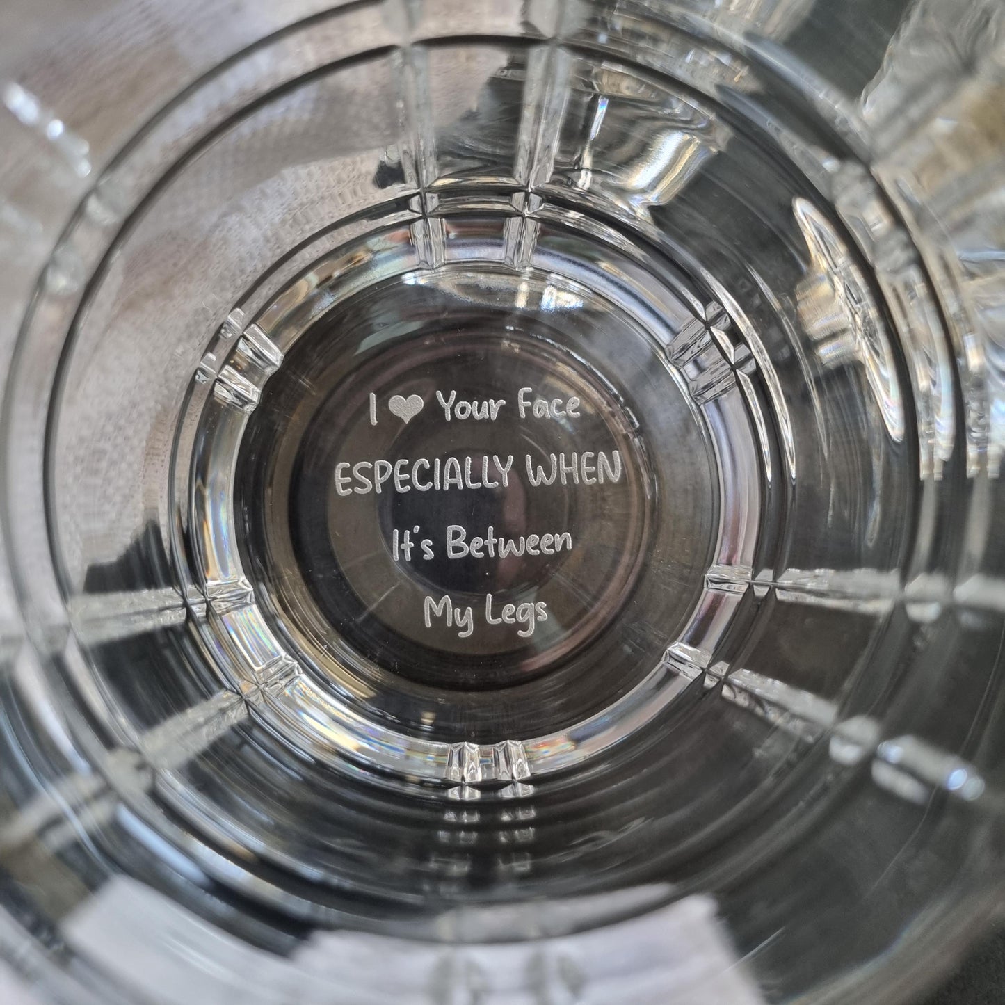 Personalisiertes Whiskyglas – Individuell geätzter Text oder Logo – Lasergraviertes Geschenk für Whiskyliebhaber – Unten graviertes Rocks-Glas