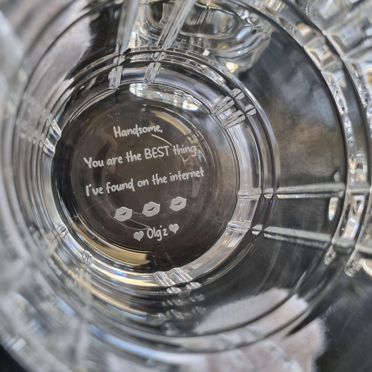 Personalisiertes Whiskyglas – Individuell geätzter Text oder Logo – Lasergraviertes Geschenk für Whiskyliebhaber – Unten graviertes Rocks-Glas