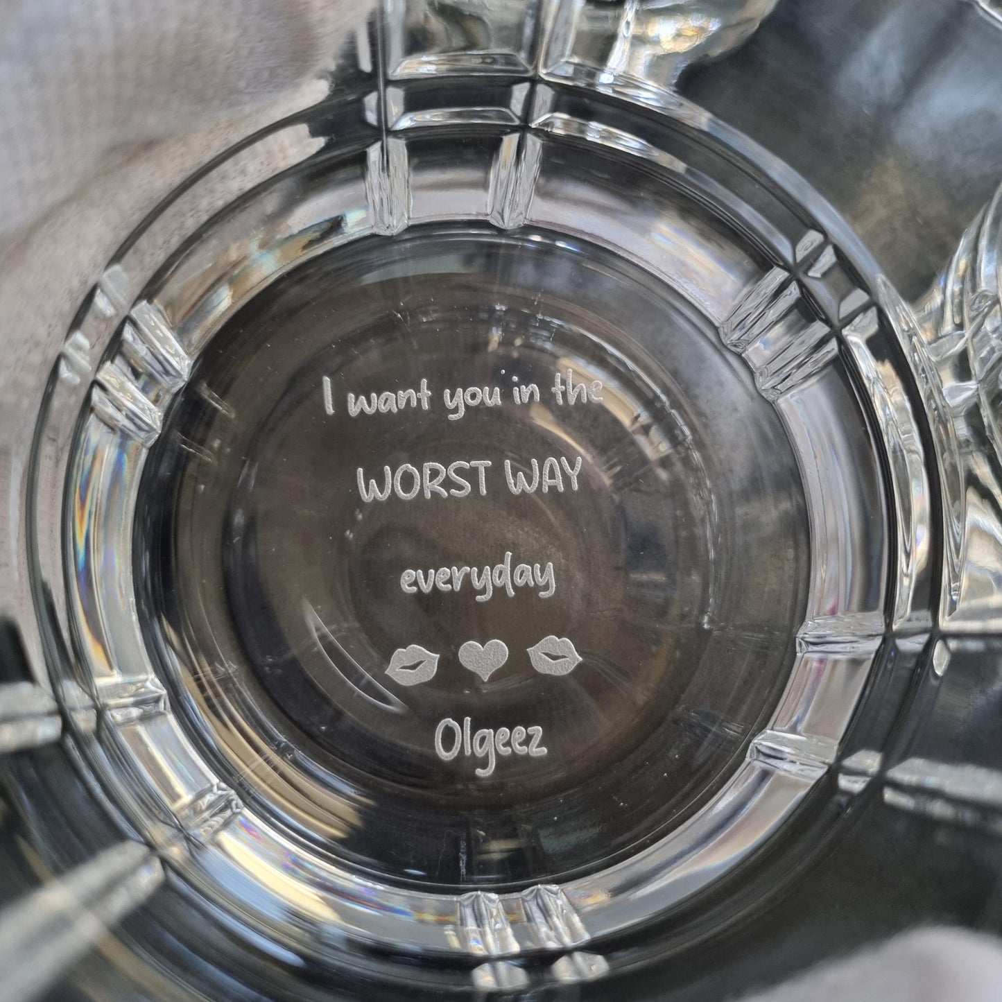 Personalisiertes Whiskyglas – Individuell geätzter Text oder Logo – Lasergraviertes Geschenk für Whiskyliebhaber – Unten graviertes Rocks-Glas