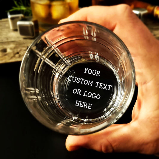 Personalisiertes Whiskyglas – Individuell geätzter Text oder Logo – Lasergraviertes Geschenk für Whiskyliebhaber – Unten graviertes Rocks-Glas